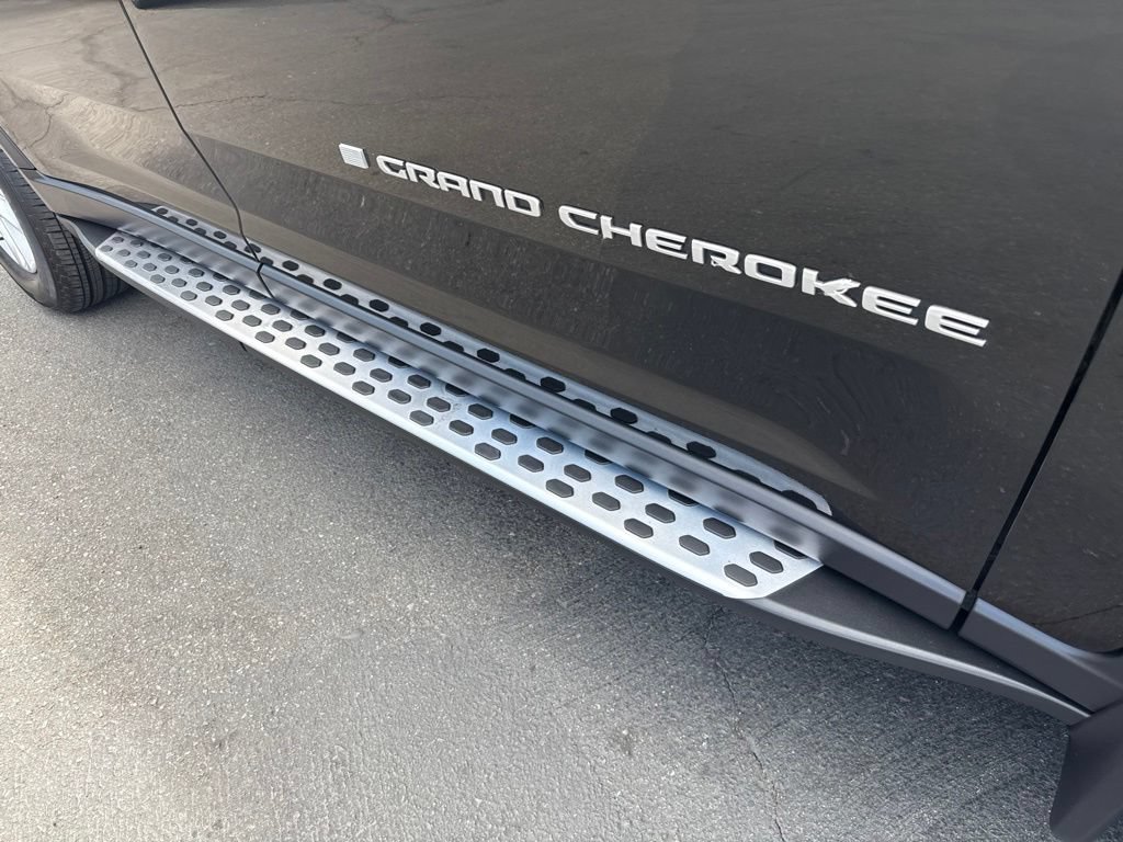 Certified 2024 Jeep Grand Cherokee L Laredo w/ Trailer Tow Package AWD/4WD image 12