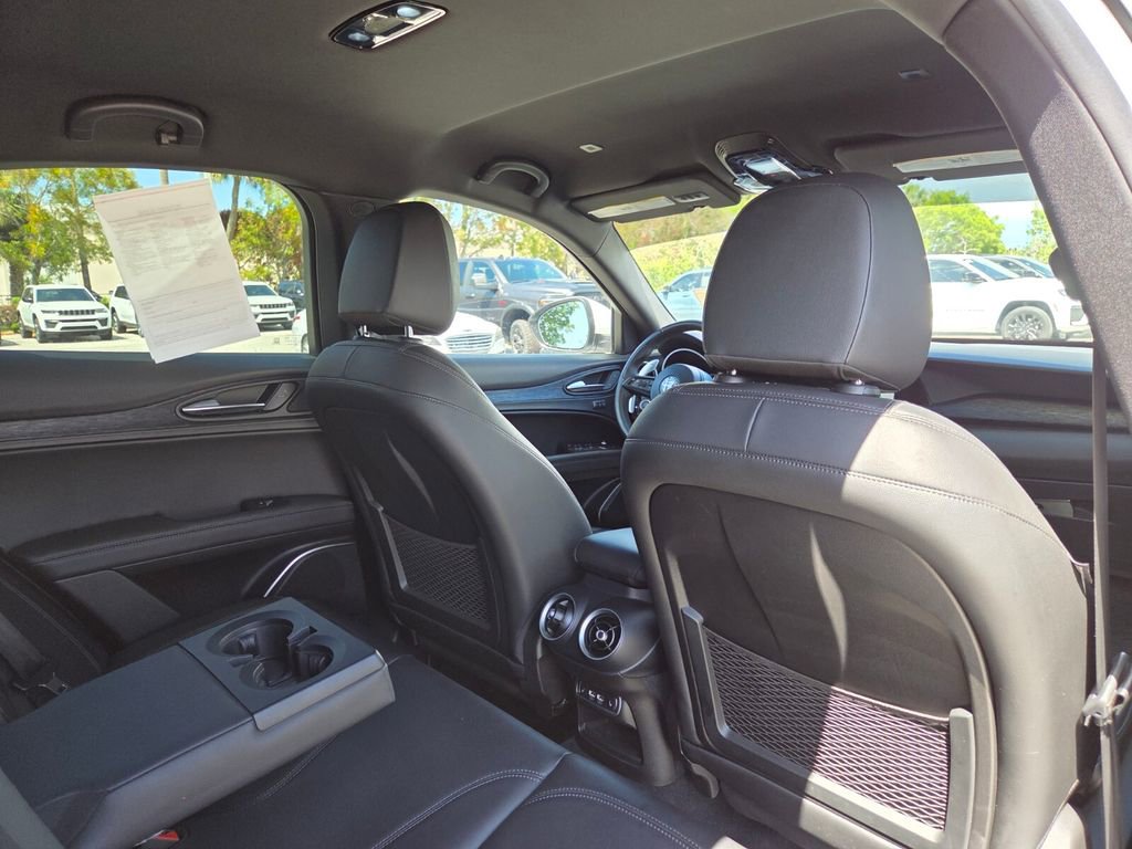 Used 2023 Alfa Romeo Stelvio Sprint image 12