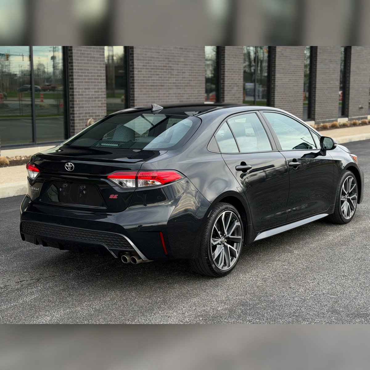Used 2020 Toyota Corolla SE FWD image 2