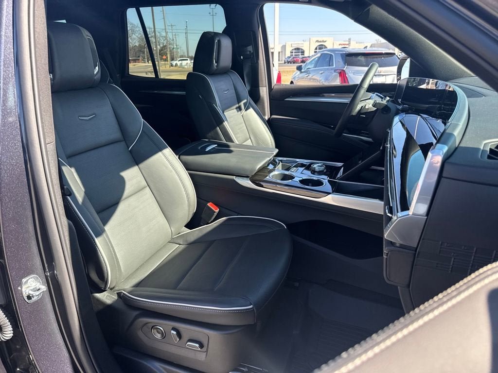 Used 2025 Cadillac Escalade Premium Luxury AWD/4WD image 13