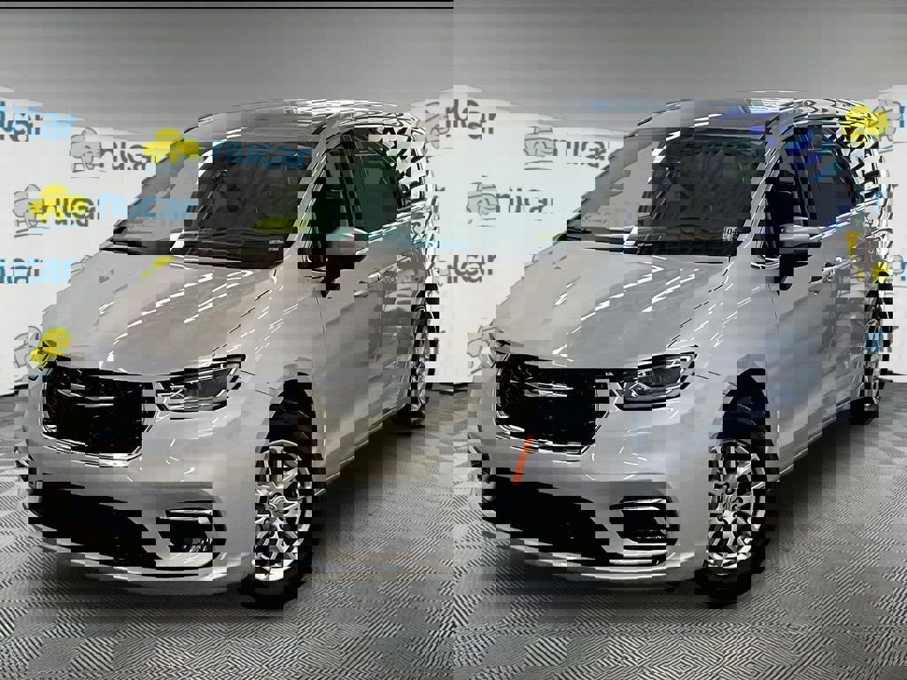 Used 2023 Chrysler Pacifica Touring-L FWD image 3