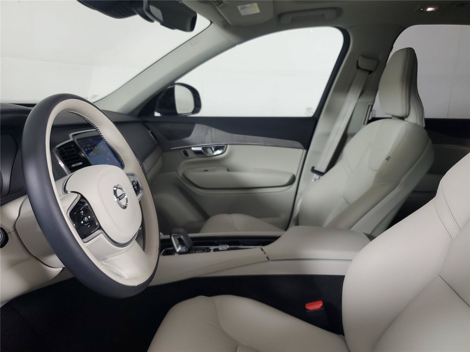 Certified 2025 Volvo XC90 B5 Plus w/ Protection Package AWD/4WD image 21