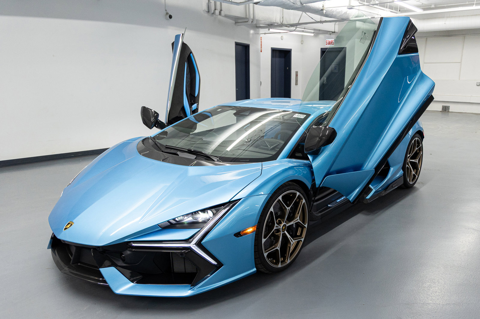 Used 2025 Lamborghini Revuelto image 13