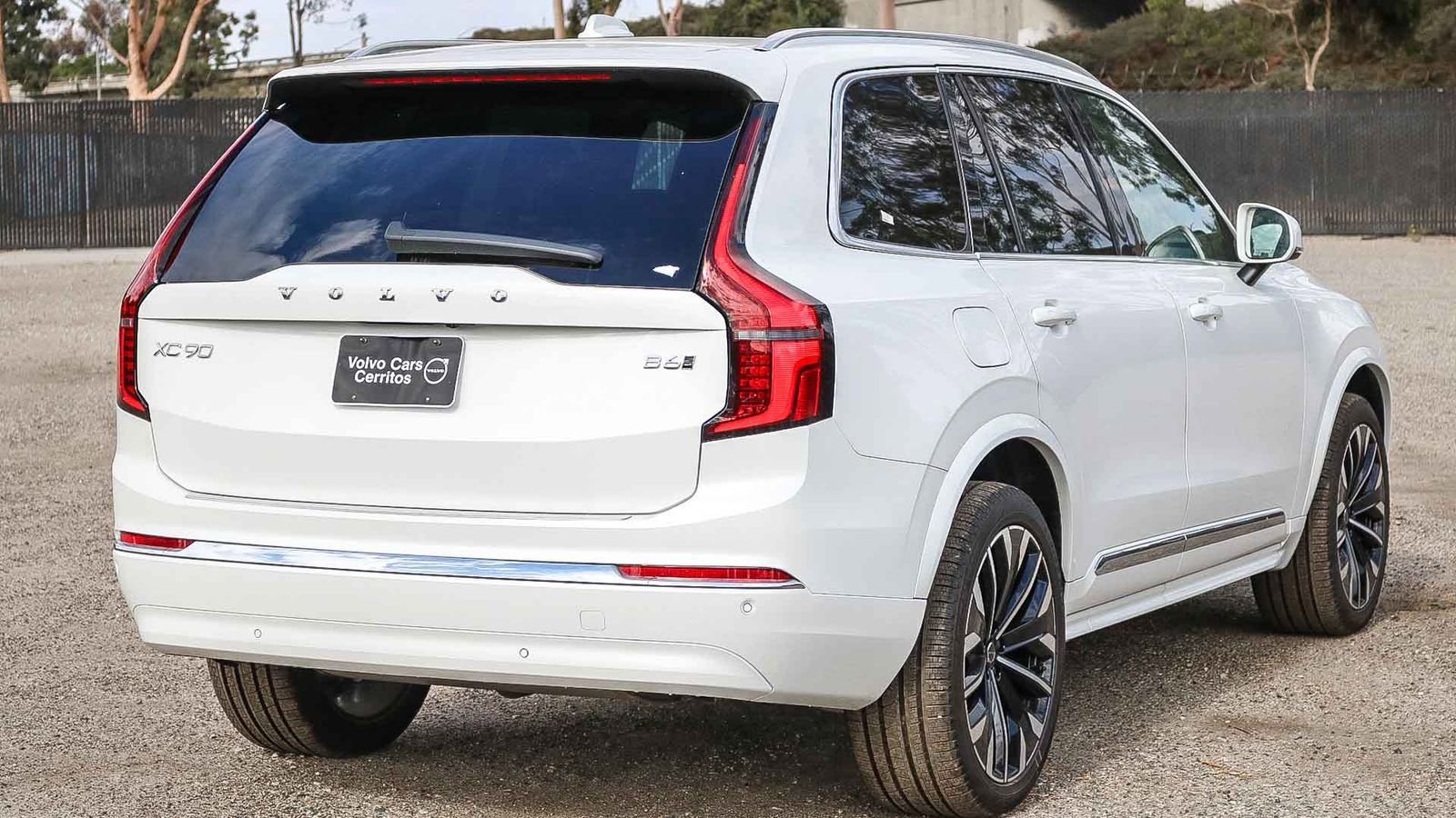 Used 2025 Volvo XC90 B6 Core w/ Protection Package Premier AWD/4WD image 6
