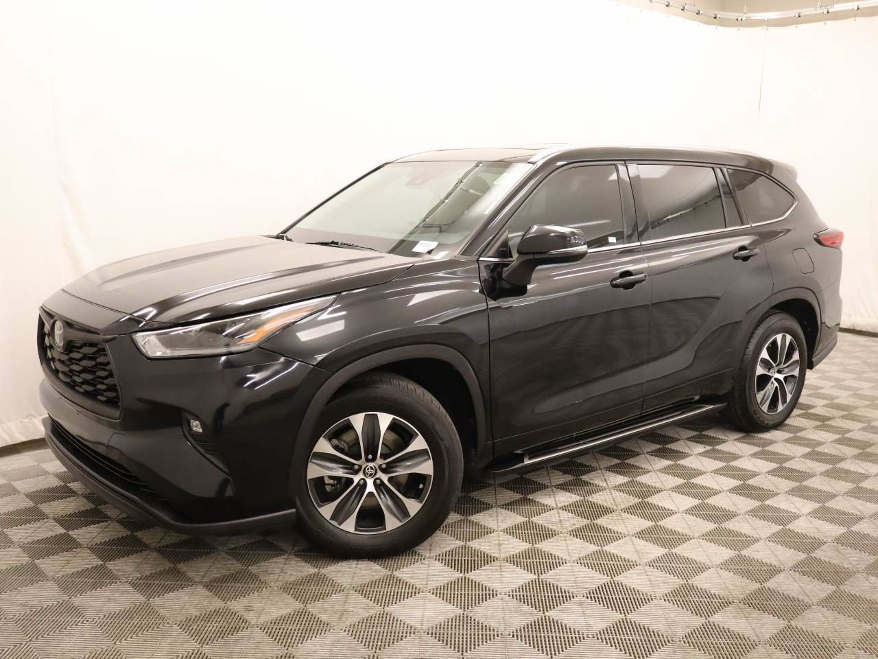 Used 2021 Toyota Highlander XLE FWD image 1