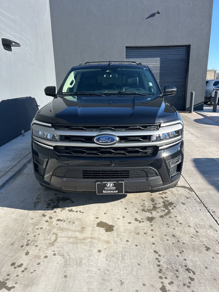 Used 2024 Ford Expedition Max XLT image 2