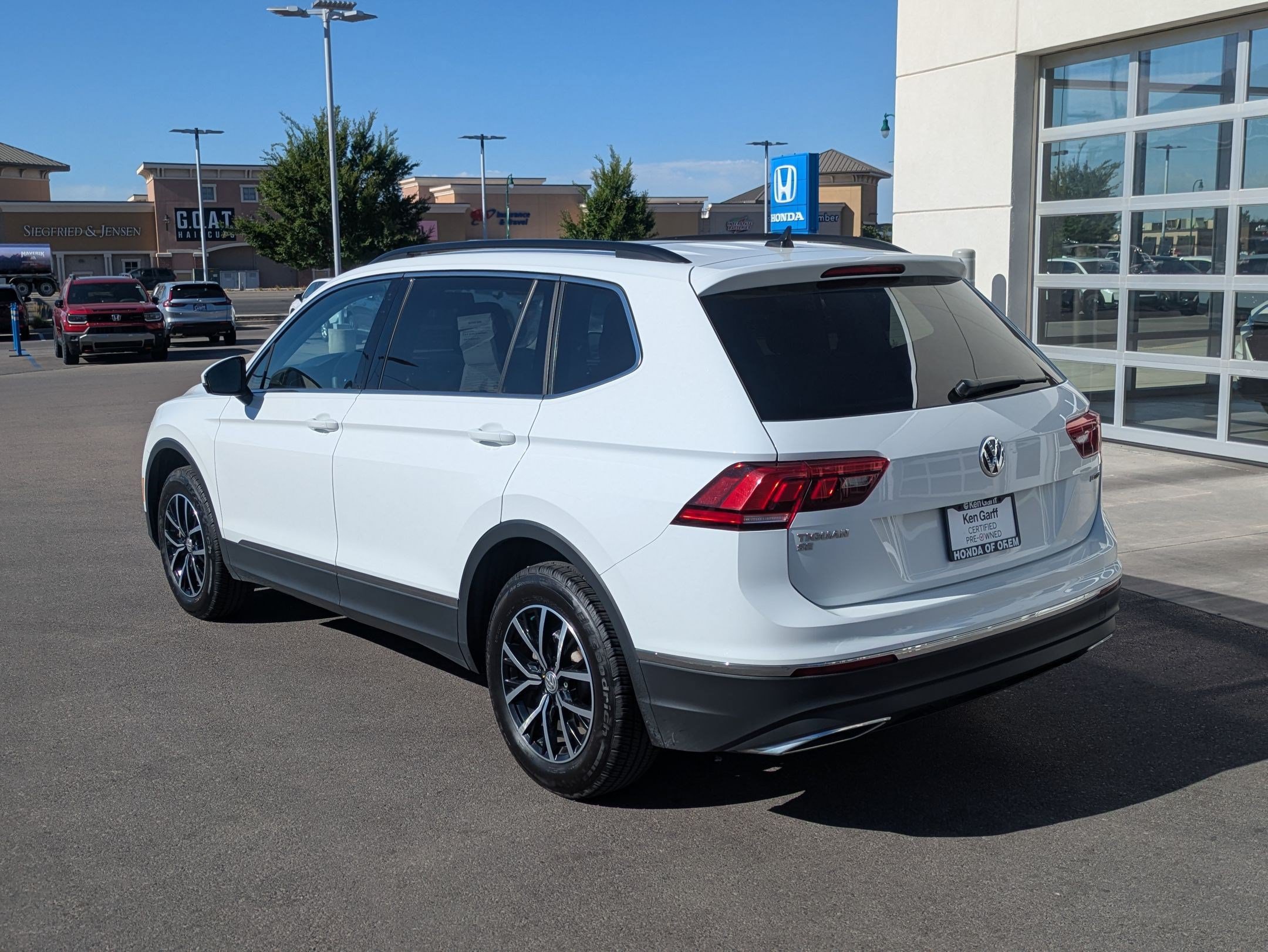 Used 2021 Volkswagen Tiguan SE w/ Panoramic Sunroof Package AWD/4WD image 9