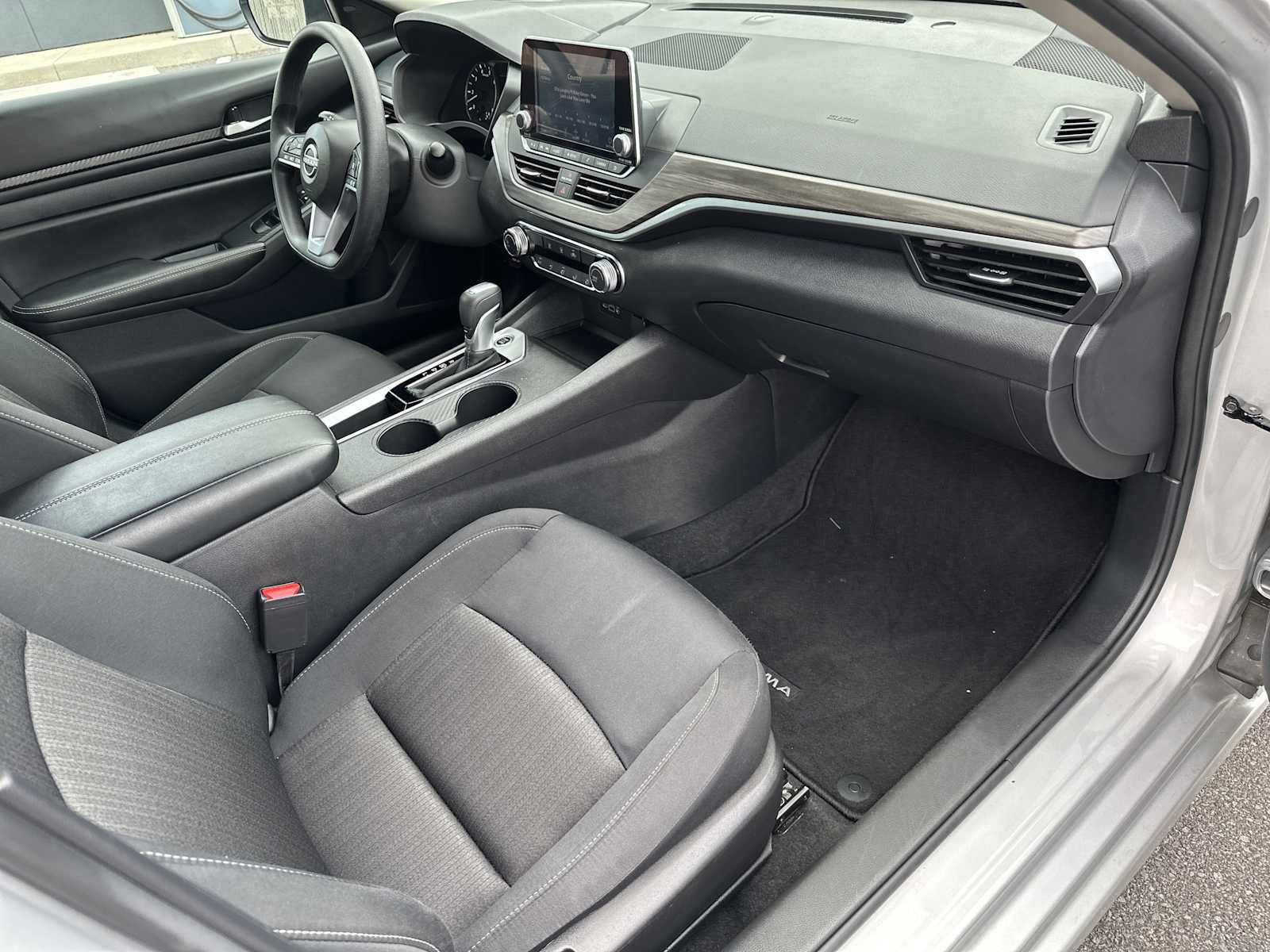 Used 2025 Nissan Altima 2.5 SV FWD image 24