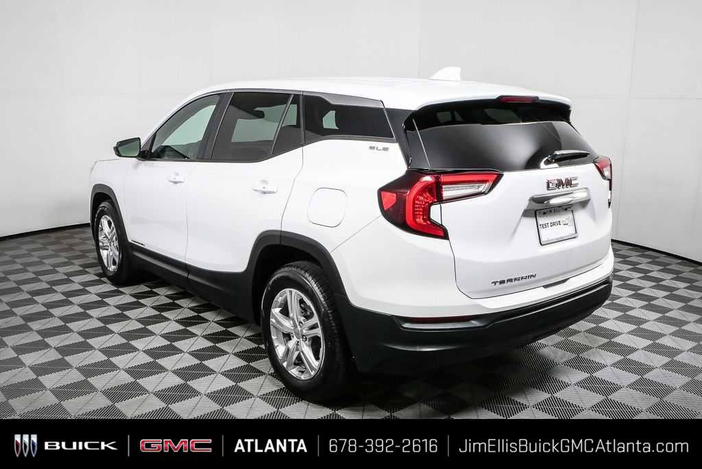 Certified 2024 GMC Terrain SLE FWD image 3