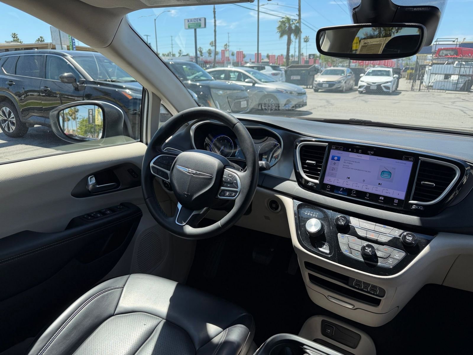 Used 2023 Chrysler Pacifica Touring-L image 37