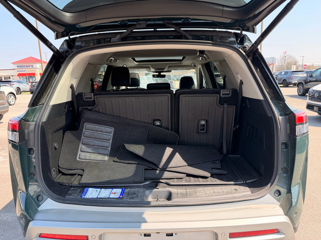 Used 2024 Nissan Pathfinder Platinum w/ Cargo Package image 9