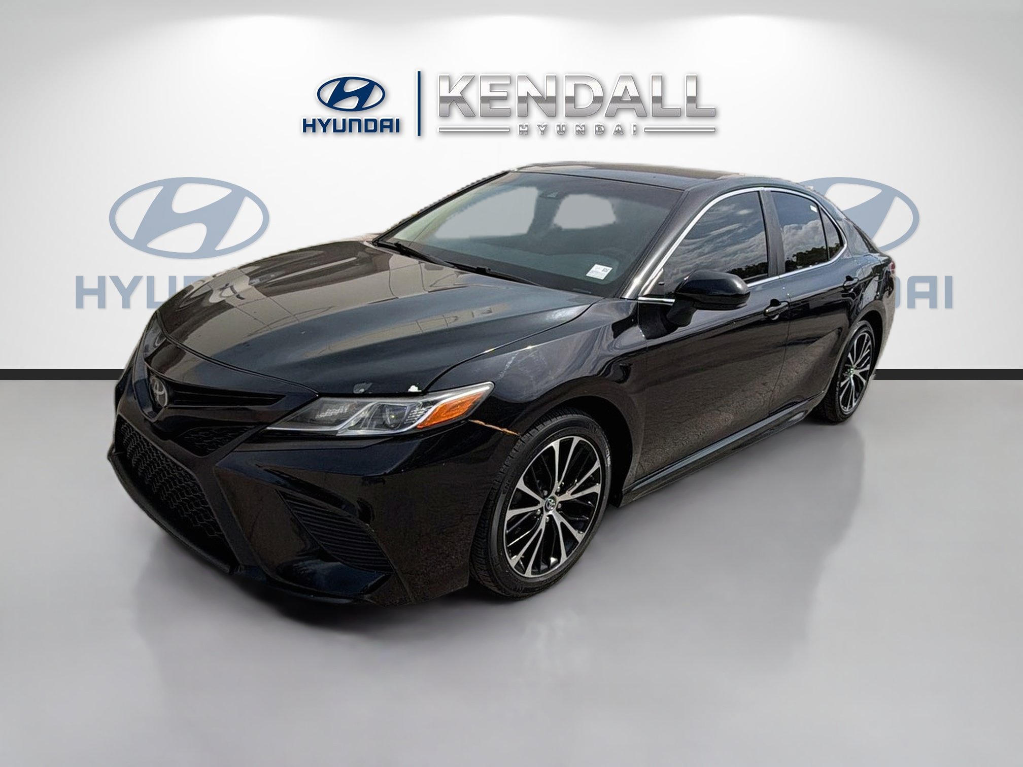 Used 2019 Toyota Camry SE FWD image 3