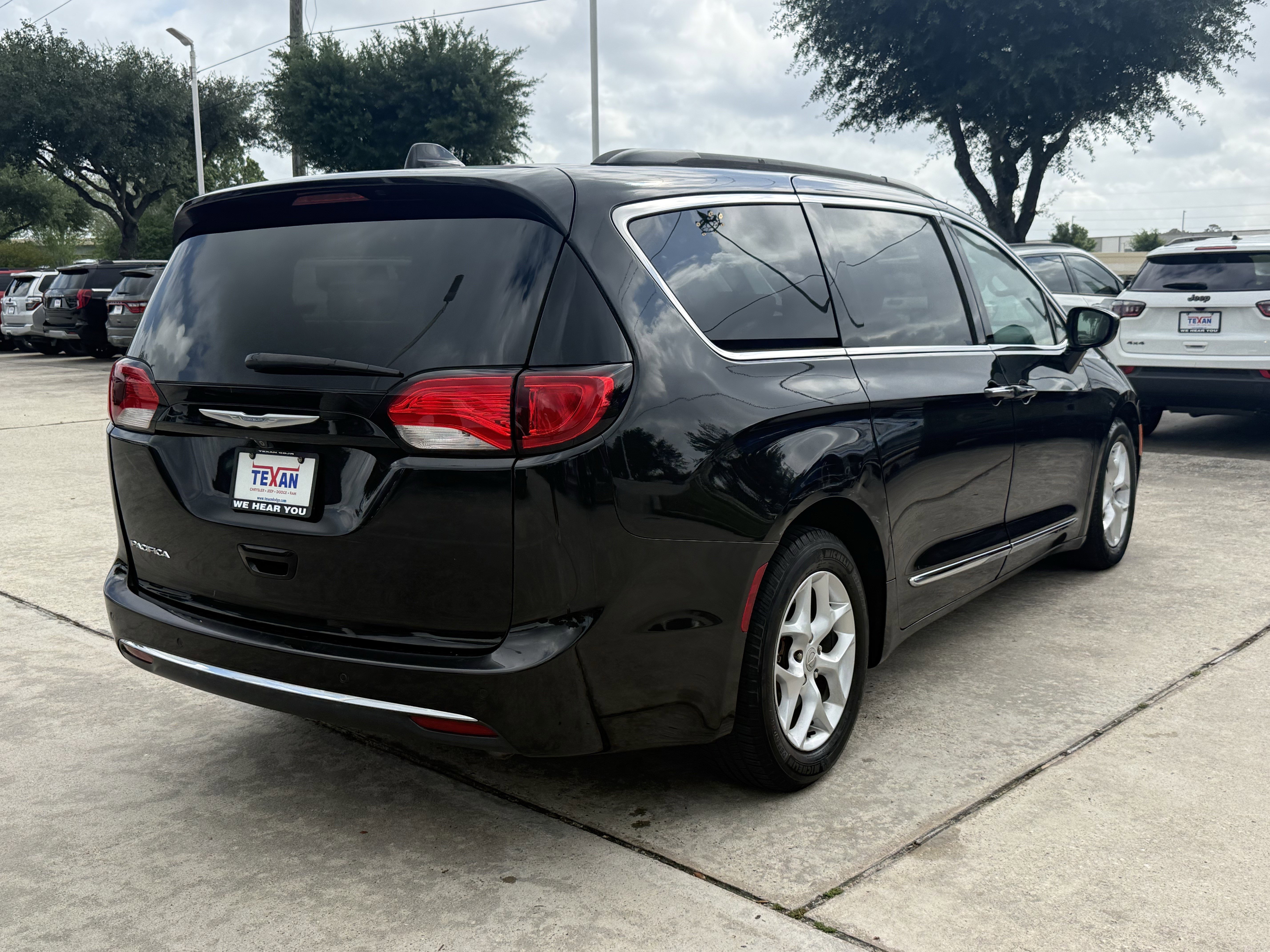 Used 2017 Chrysler Pacifica Touring-L w/ Tire & Wheel Group image 21
