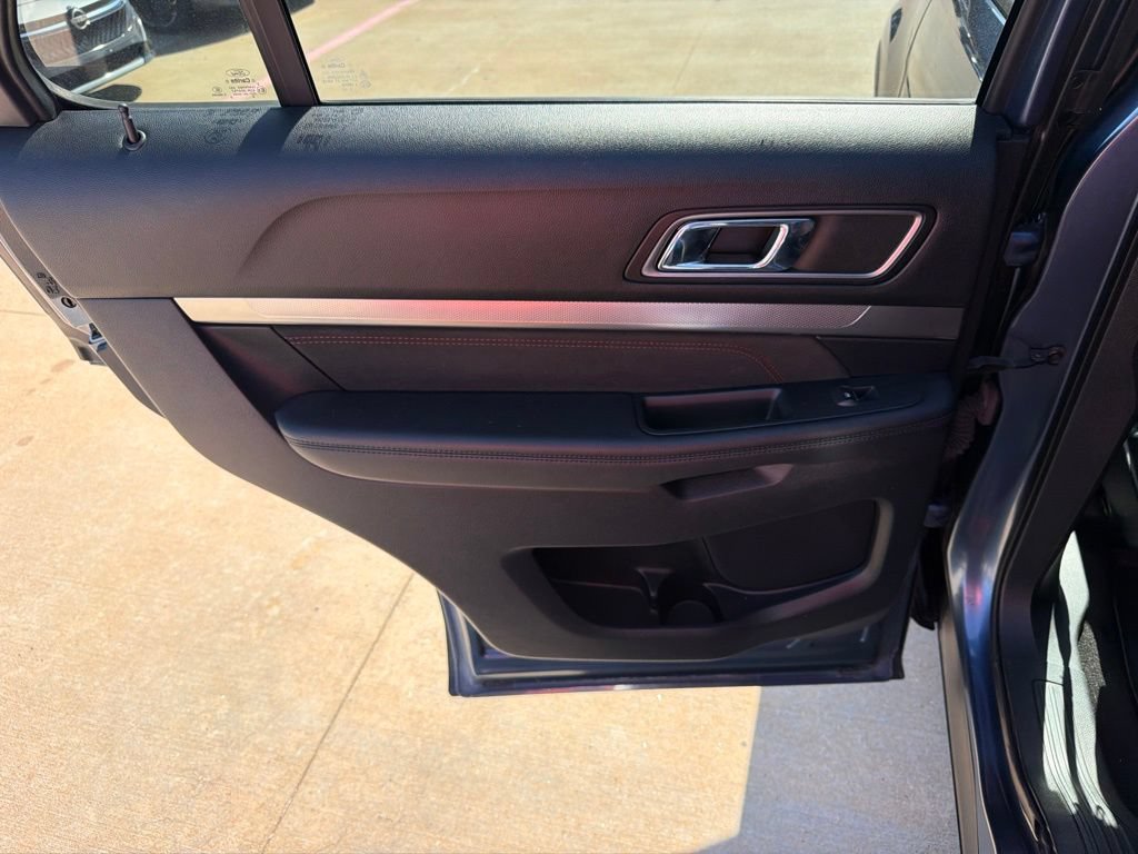 Used 2018 Ford Explorer XLT w/ Equipment Group 202A AWD/4WD image 16