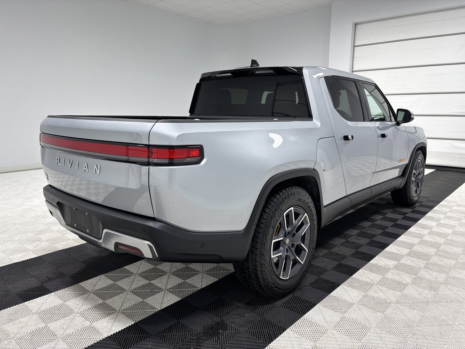 Used 2023 Rivian R1T Adventure image 5