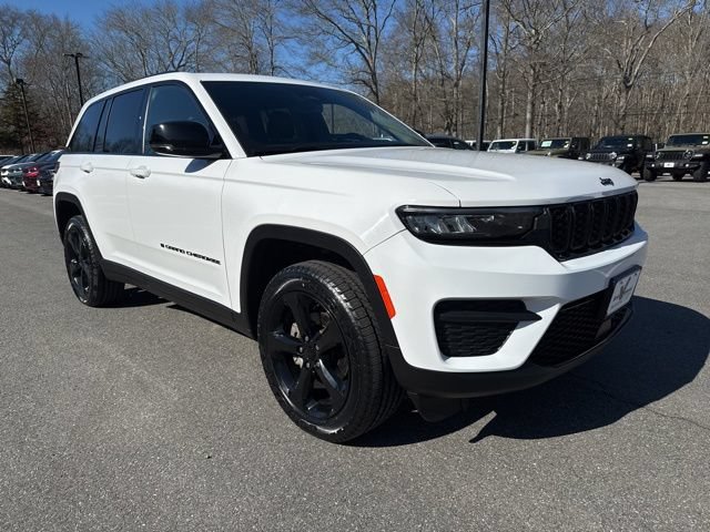 Used 2023 Jeep Grand Cherokee Altitude AWD/4WD image 3