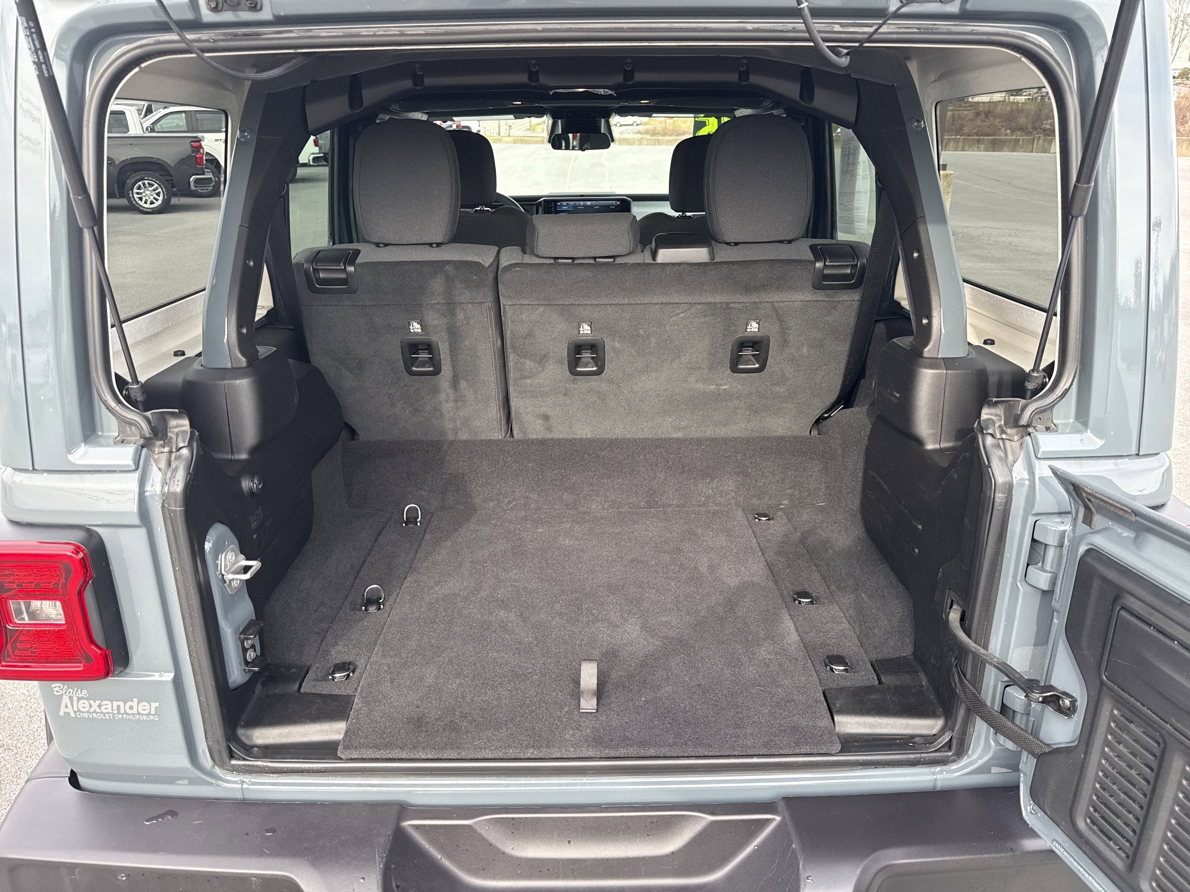 Used 2025 Jeep Wrangler Sahara image 5