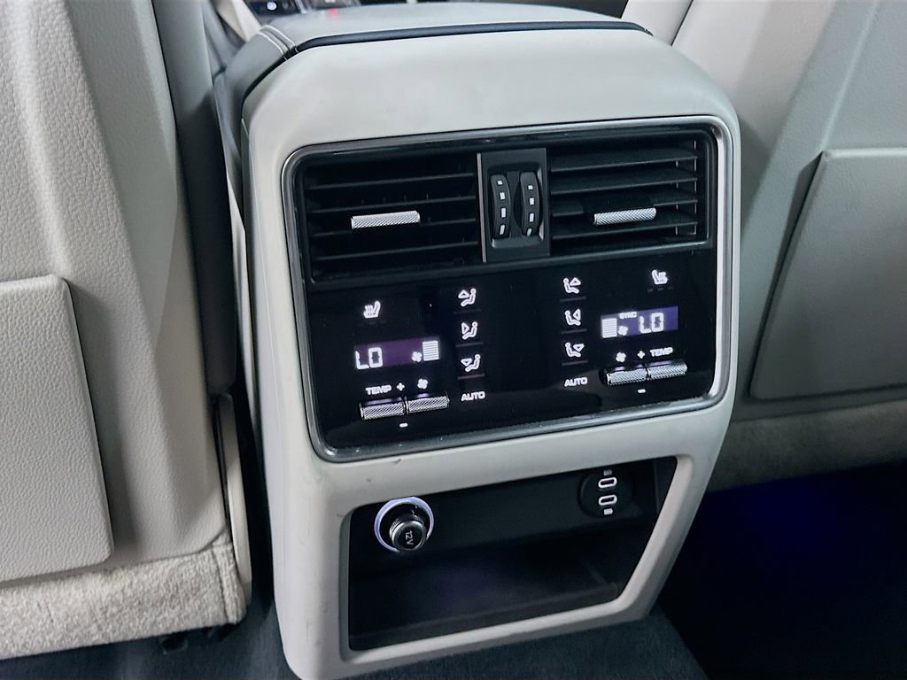 Certified 2023 Porsche Cayenne Platinum Edition image 27