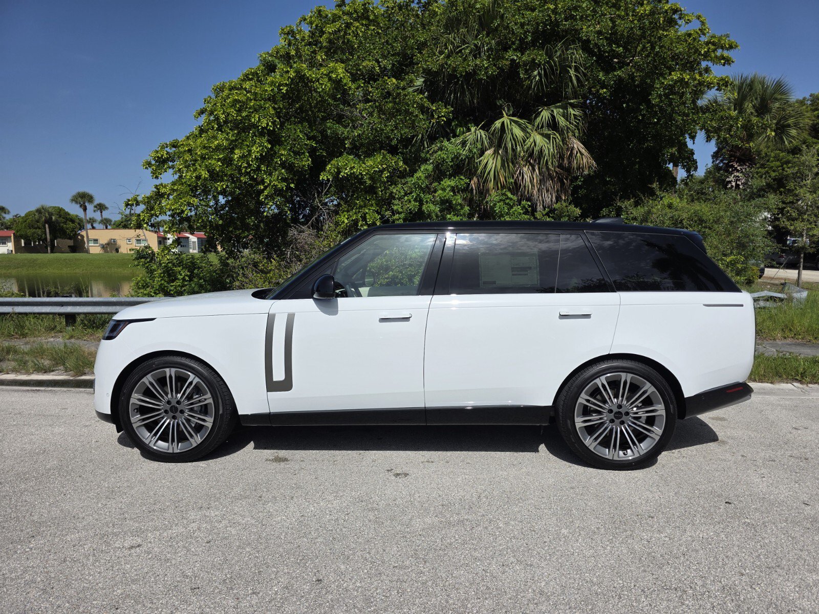 New 2026 Land Rover Range Rover Long Wheelbase SE AWD/4WD image 7