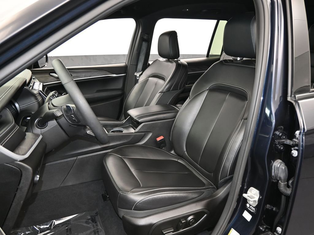 Used 2024 Jeep Grand Cherokee L Limited w/ Black Appearance Package image 32