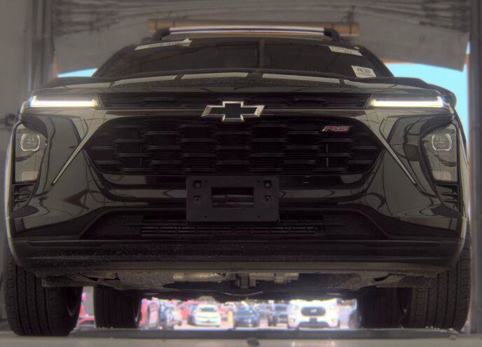 Used 2025 Chevrolet Trax RS w/ Driver Confidence Package FWD image 2