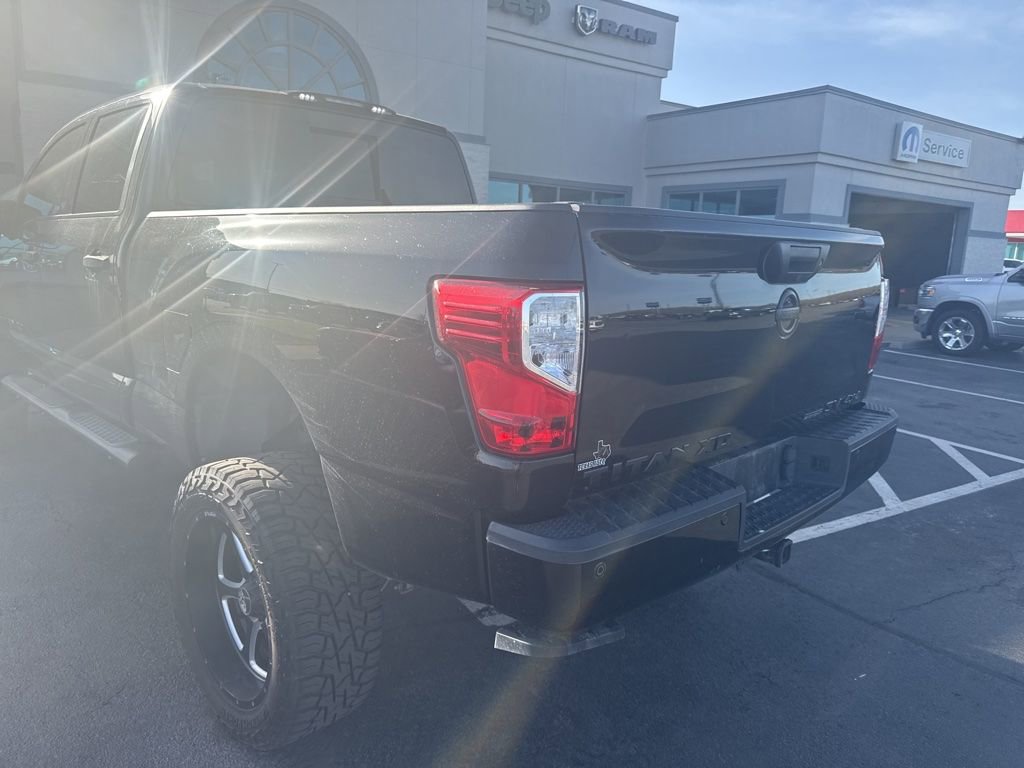 Used 2018 Nissan Titan SV w/ SV Convenience Package image 2