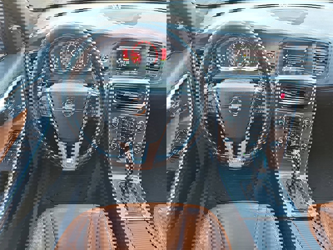 Used 2015 Volvo V60 T5 Platinum image 16