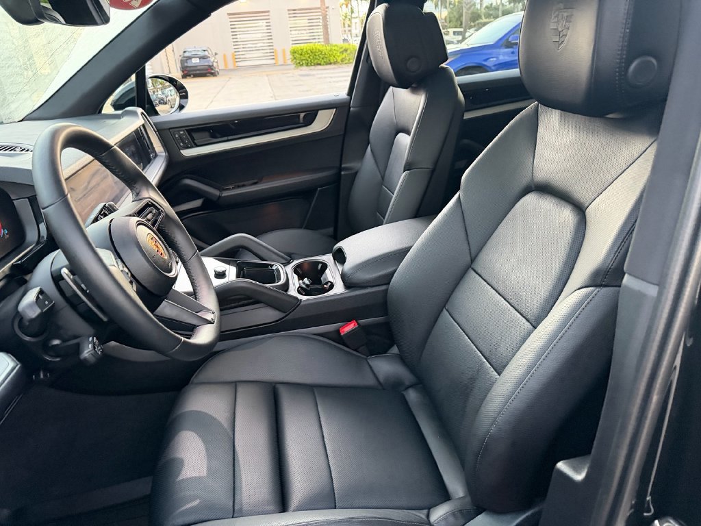 Used 2025 Porsche Cayenne w/ Premium Package Plus AWD/4WD image 10