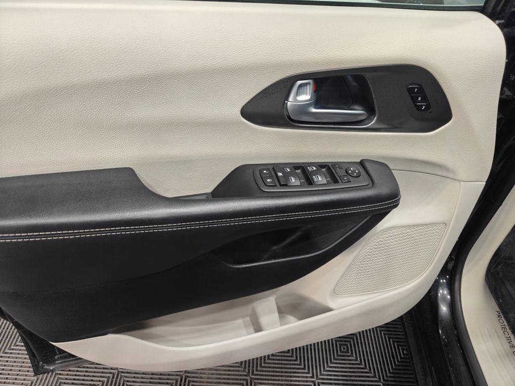 Used 2024 Chrysler Pacifica Touring-L image 51