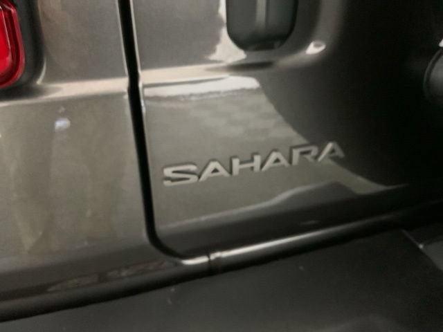 Used 2025 Jeep Wrangler Unlimited Sahara w/ Technology Group AWD/4WD image 16