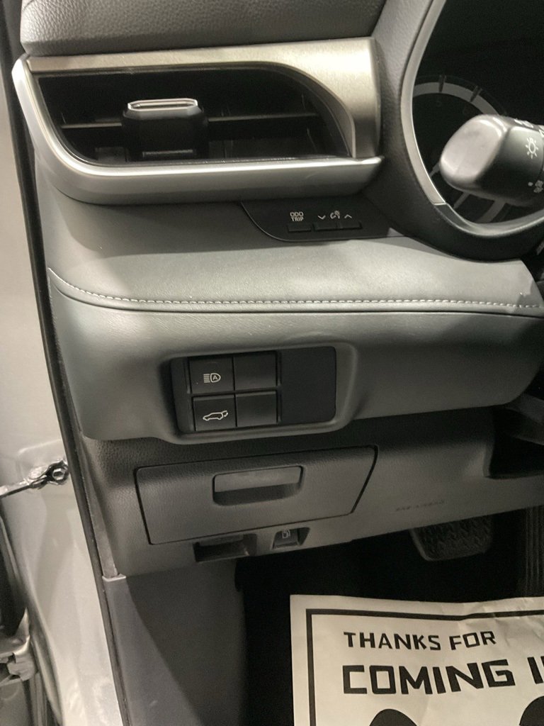 Used 2021 Toyota Highlander XLE image 8