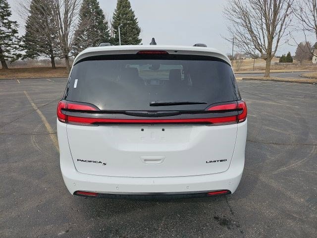 Used 2025 Chrysler Pacifica Limited image 5