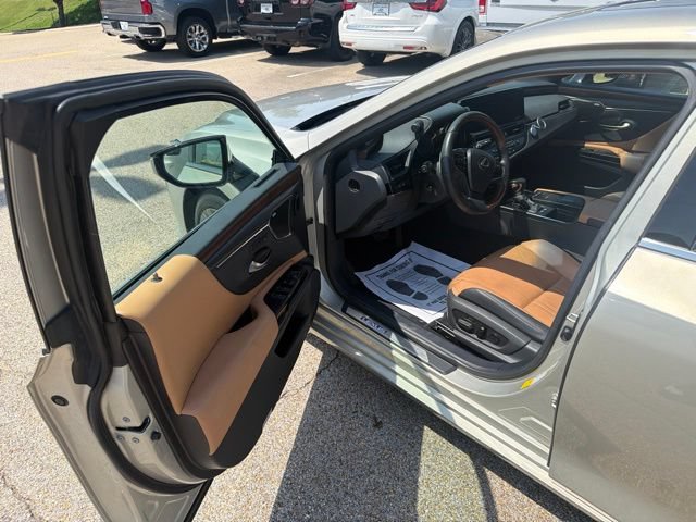 Used 2022 Lexus ES 300h Ultra Luxury w/ Accessory Package 2 FWD image 10