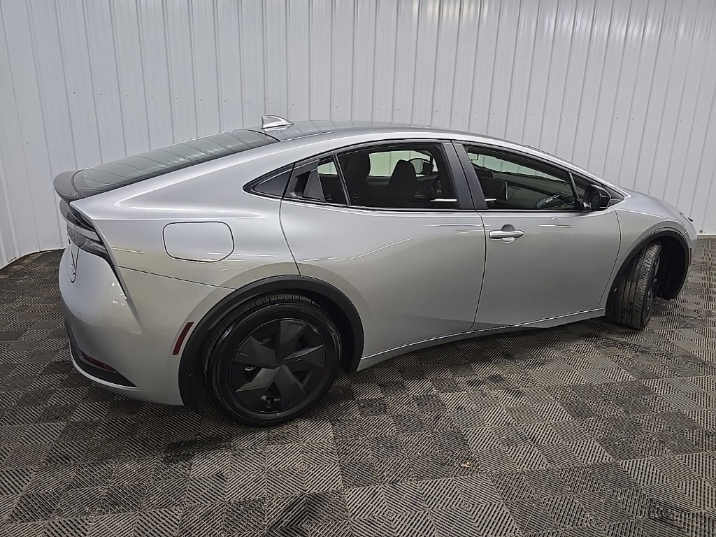 Used 2025 Toyota Prius Plug-In Hybrid image 3