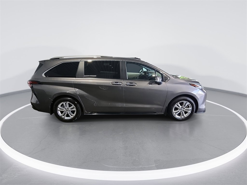 Used 2023 Toyota Sienna Platinum image 9