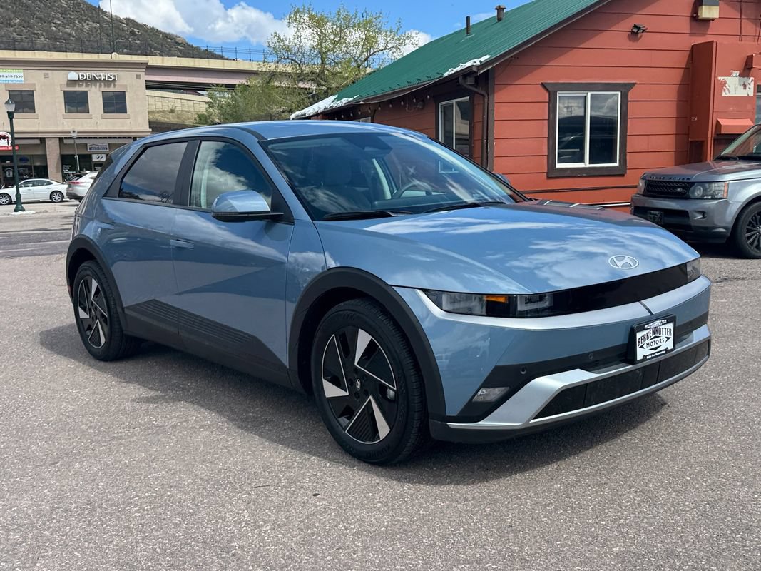 Used 2025 Hyundai Ioniq 5 SE AWD/4WD image 2