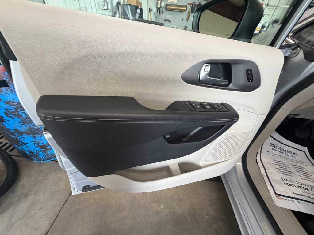 Used 2023 Chrysler Pacifica Touring-L FWD image 10