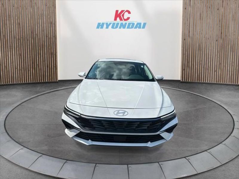 New 2025 Hyundai Elantra Limited image 3