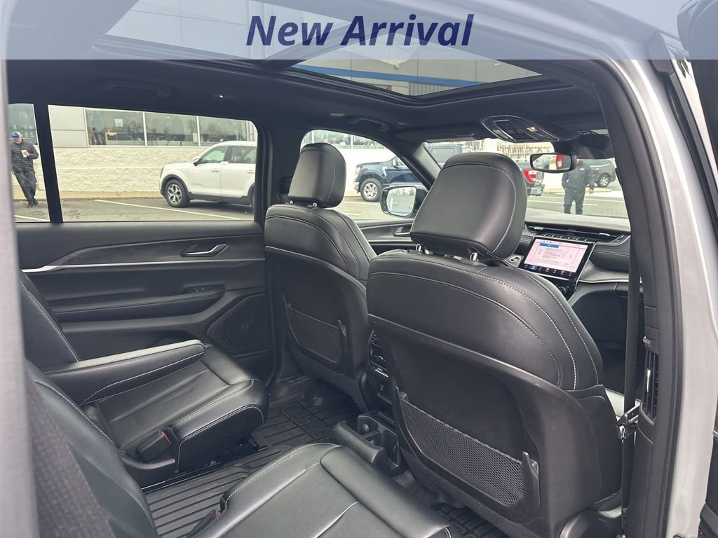 Used 2024 Jeep Grand Cherokee L Limited w/ Black Appearance Package image 10