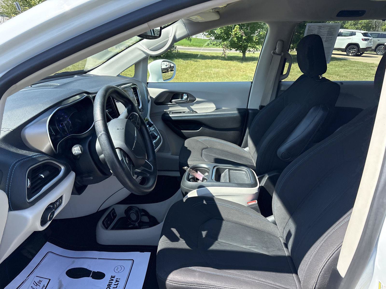 Used 2021 Chrysler Pacifica Touring FWD image 9
