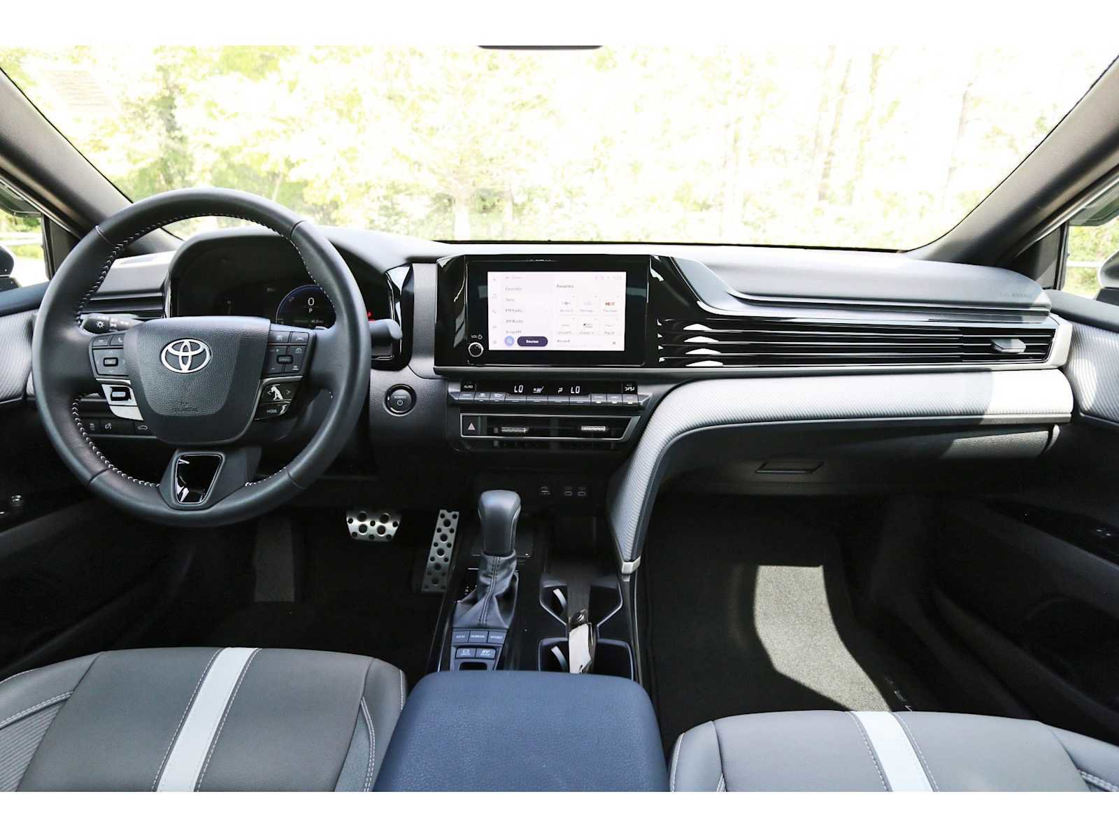 Used 2025 Toyota Camry SE w/ Convenience Package image 7