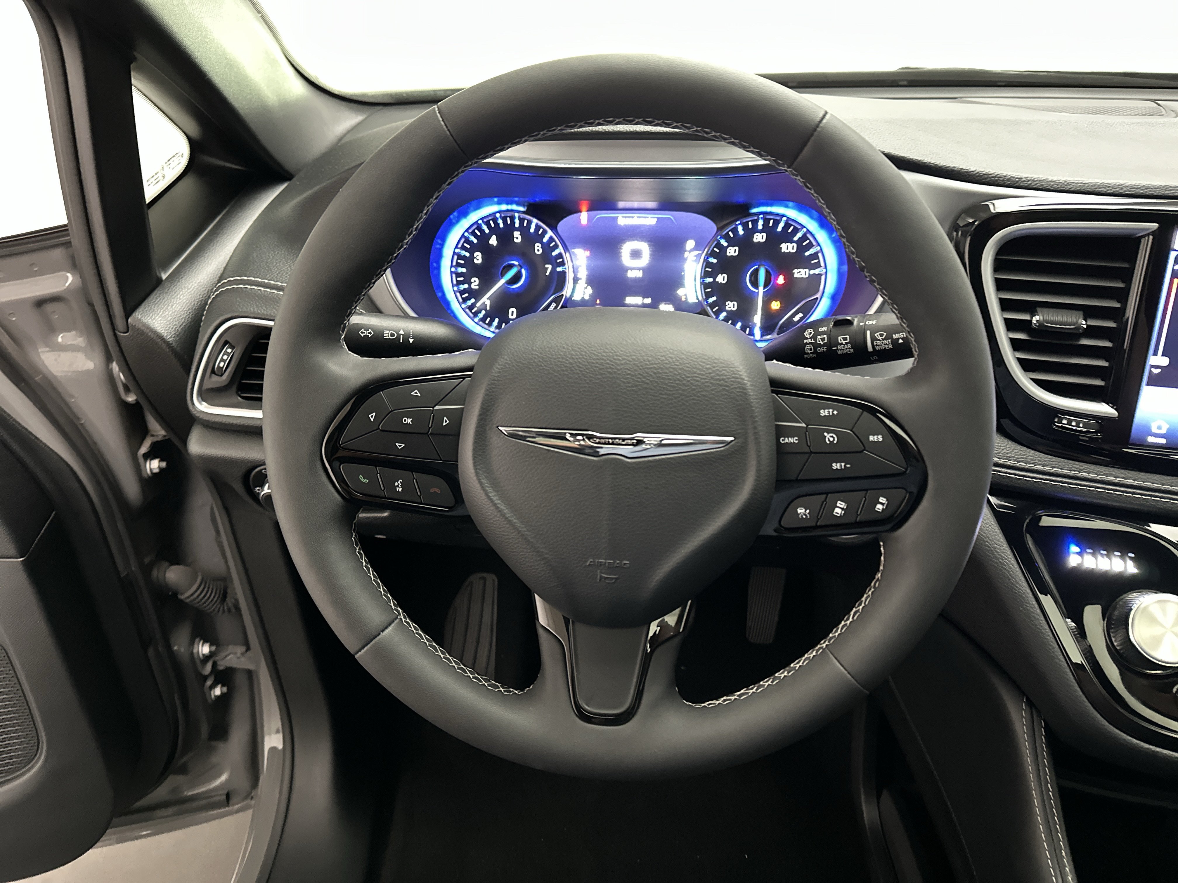 Used 2025 Chrysler Pacifica Limited FWD image 28