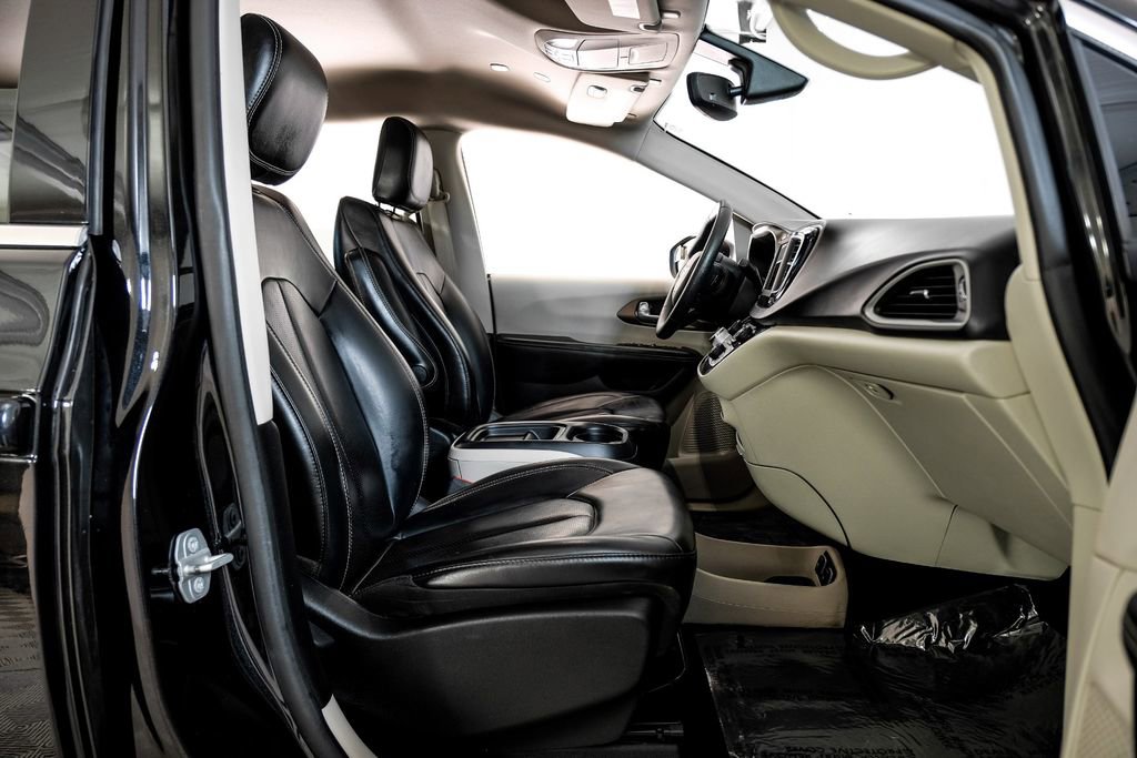 Used 2020 Chrysler Voyager Lxi image 32