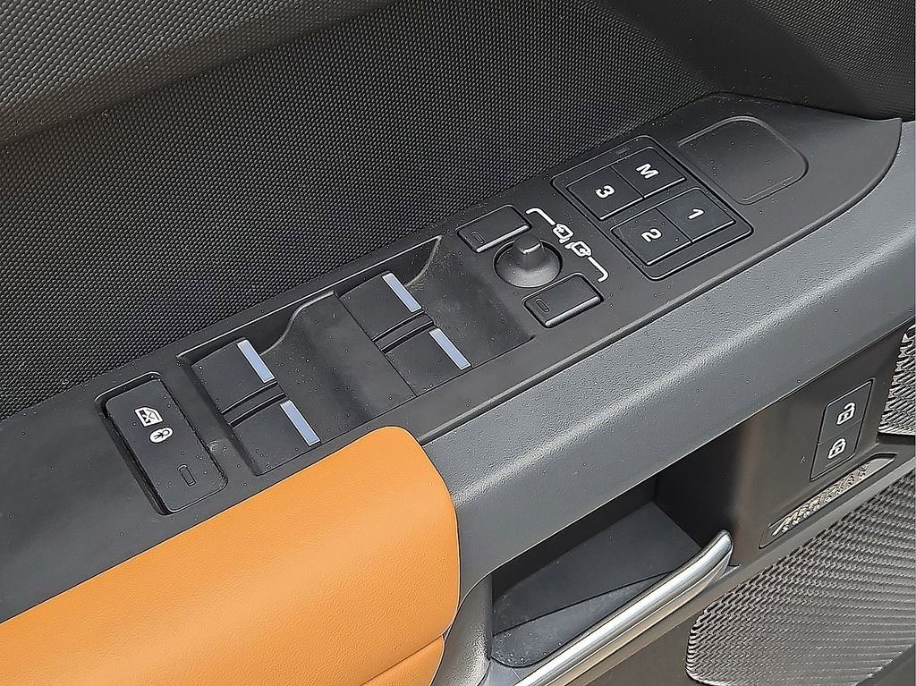 Used 2024 Land Rover Defender 110 X-Dynamic SE image 22