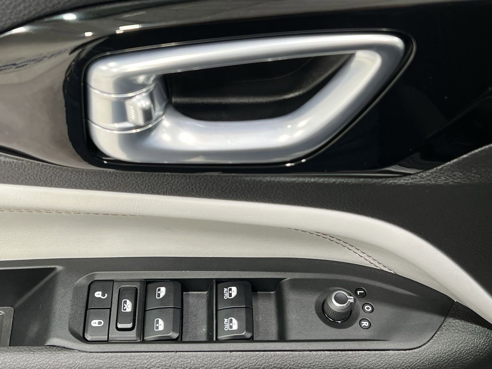 Used 2025 Jeep Compass Limited image 13