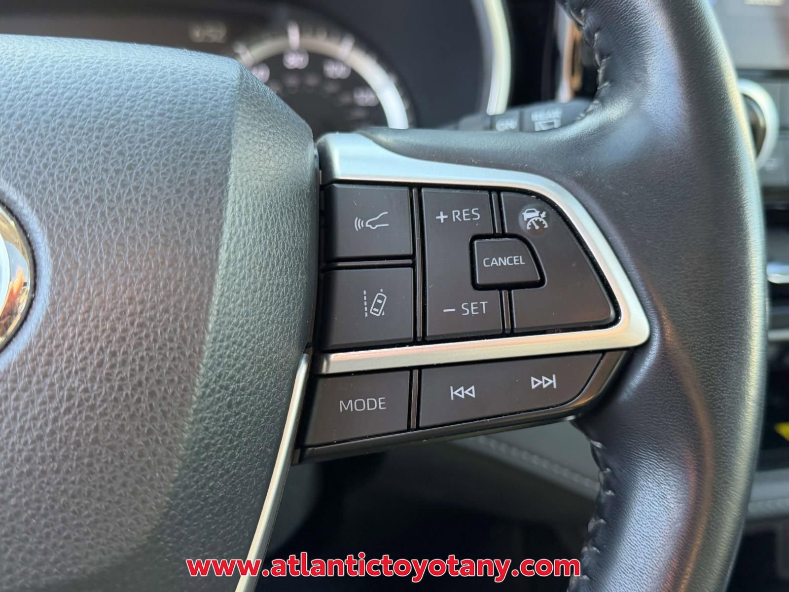 Used 2023 Toyota Highlander XLE AWD/4WD image 29