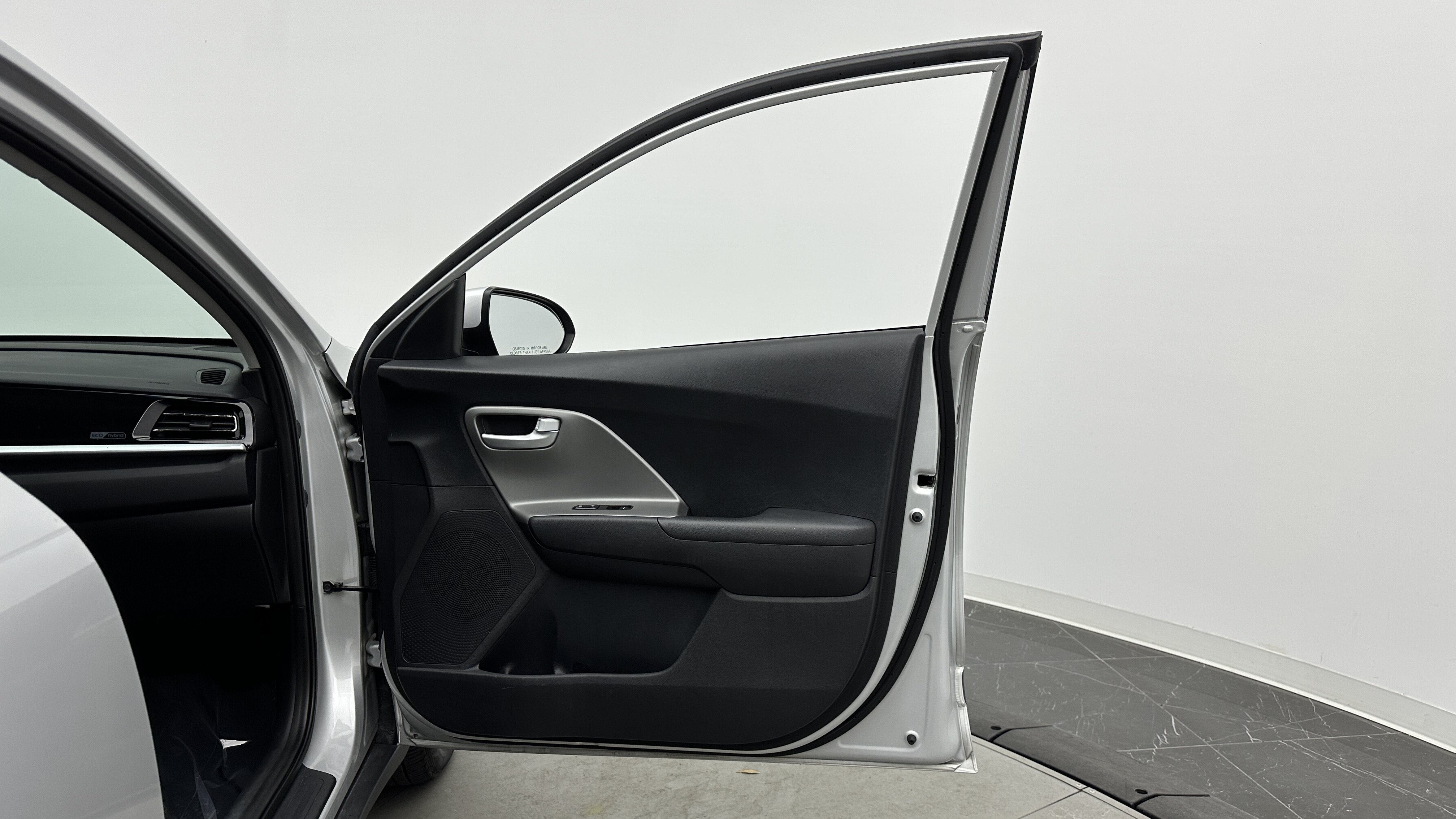 Used 2020 Kia Niro LX FWD image 32
