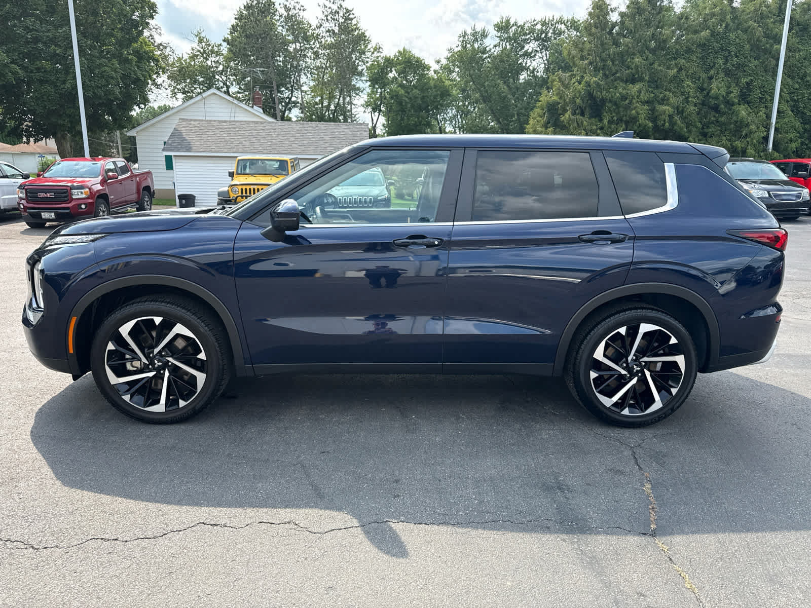 Used 2024 Mitsubishi Outlander SE AWD/4WD image 6