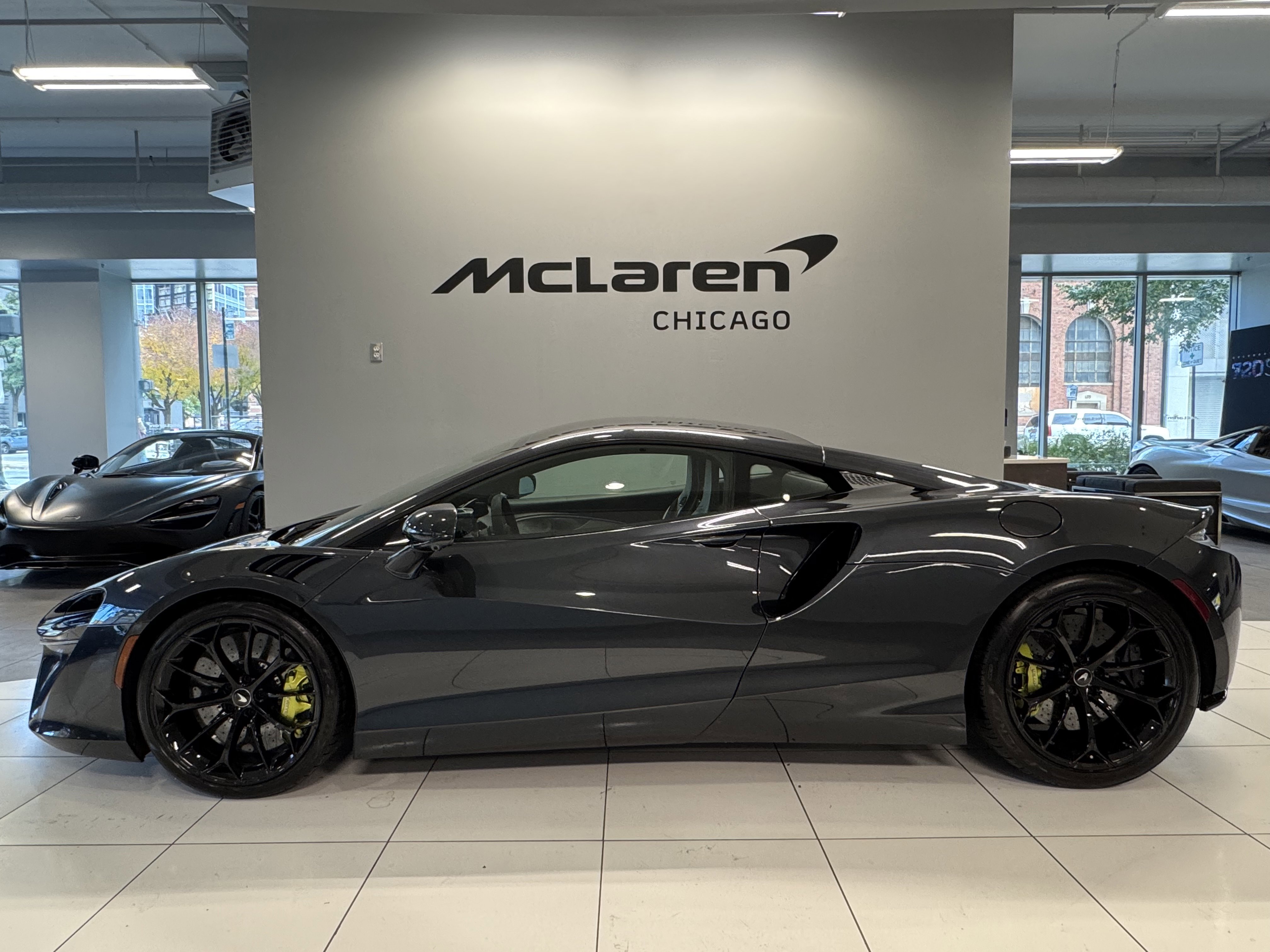 Used 2023 McLaren Artura image 1