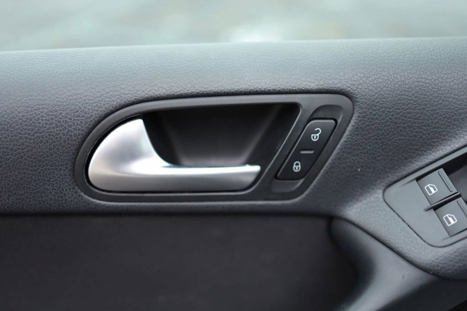 Used 2017 Volkswagen Tiguan S image 16